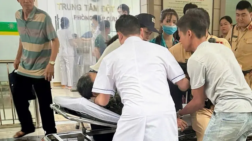 Cảnh sát giao thông mở đường cho xe cấp cứu kịp thời